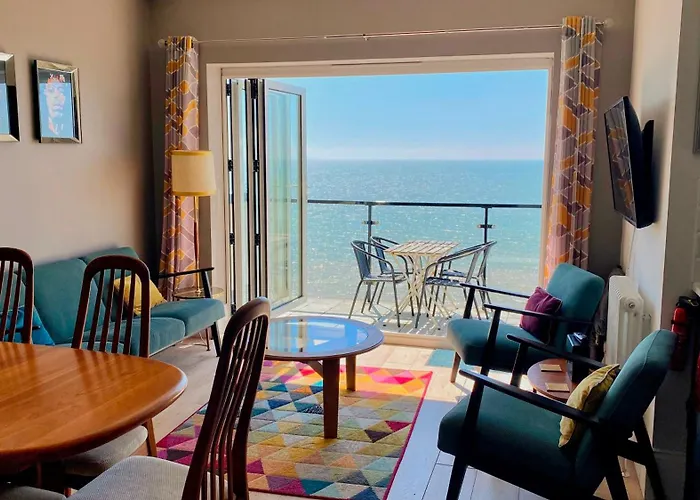 Seascape - 2 Bedroom Flat With Panoramic Sea Views