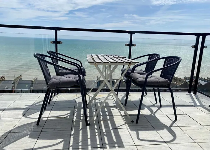 Seascape - 2 Bedroom Flat With Panoramic Sea Views