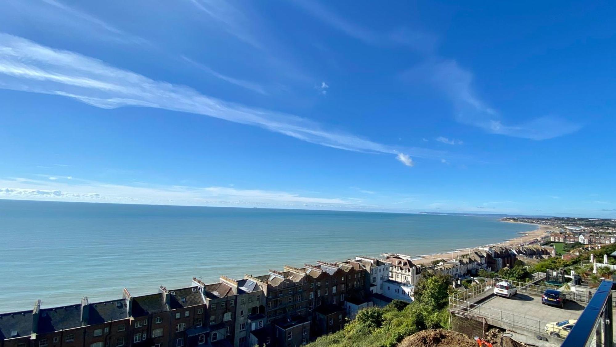 Seascape - 2 Bedroom Flat With Panoramic Sea Views