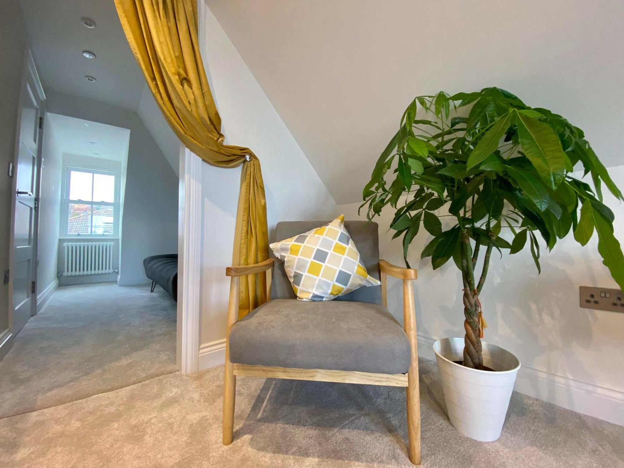 Seascape - 2 Bedroom Flat With Panoramic Sea Views * Hollington (East Sussex)
